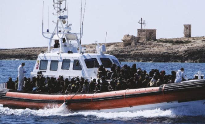 Imagem de migrantes em um barco perto do litoral.