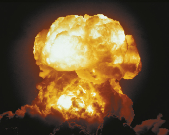 Imagem de explosão emanando chamas e fumaça.
