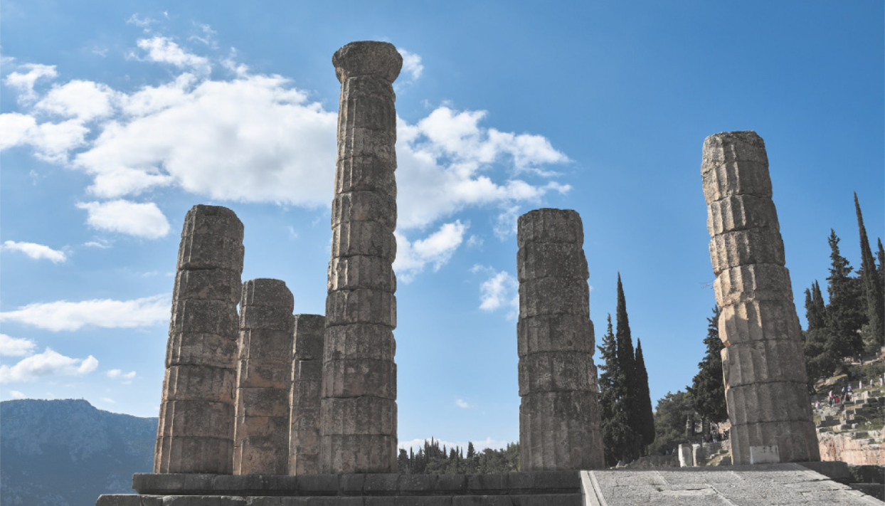 Imagem de templo com colunas caneladas, parcialmente conservadas.