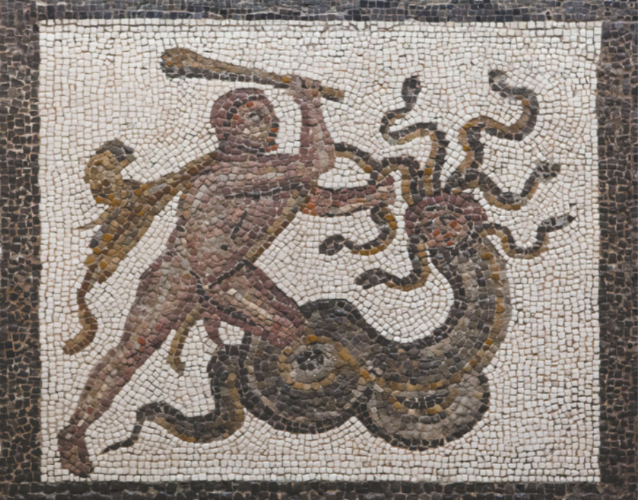 Imagem de mosaico representando Hércules. Ele luta contra um monstro com cabeças de serpente e usa uma clava para esmagá-las.