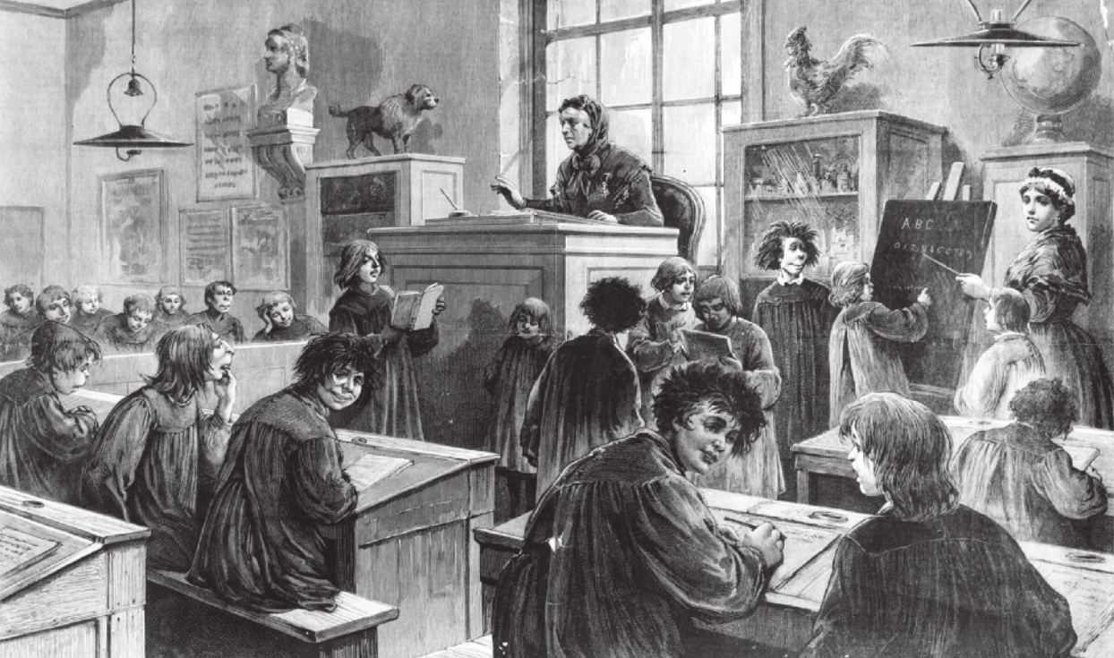 Ilustração em preto e branco que mostra uma sala de aula. A professora está sentada diante de uma mesa, sobre uma plataforma elevada. Alguns alunos estão sentados em duplas, outros estão em pé, lendo livros. Todos usam camisola longa com mangas compridas e estão descabelados. À direita, uma mulher jovem aponta uma varinha para uma lousa, na qual uma criança escreve.
