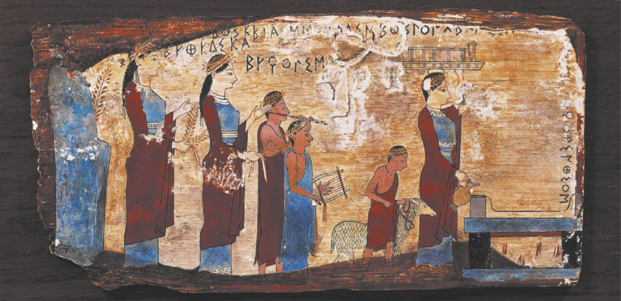 Pintura representando um rito religioso. Uma sacerdotisa verte o líquido de um jarro em um altar e ergue, com a mão esquerda, a miniatura de uma construção. Perto dela, um jovem segura a corda amarrada ao redor do pescoço de um carneiro. Atrás dele, encontram-se dois homens e um deles toca lira. À esquerda, mulheres seguram ramos de trigo.