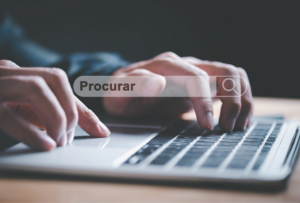Imagem de pessoa utilizando um notebook.