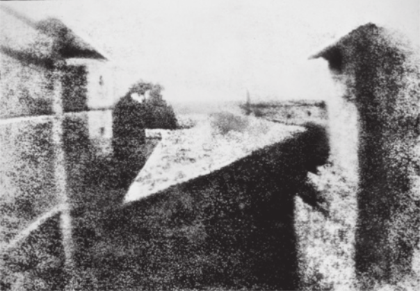 Fotografia em preto e branco de uma paisagem, retratada a partir do topo de uma construção.