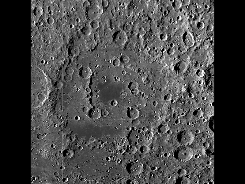 Fotografia em preto e branco evidenciando detalhes do Polo Sul da Lua. Há diversas formas circulares, de diferentes tamanhos, espalhadas por toda parte, as quais se assemelham a bolhas.