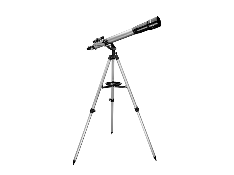 Fotografia de um telescópio refrator. De cor prateada, ele tem o formato de um tubo cilíndrico fino e longo, com uma extremidade mais larga, a qual está na cor preta. A outra extremidade é mais fina e tem outro tubo cilíndrico menor, acoplado à parte superior. O telescópio está preso em um tripé alto e fino com bases pontiagudas.