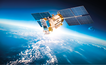 Fotografia de um satélite espacial no espaço e acima do planeta Terra.