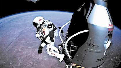 Fotografia de um homem usando roupas e equipamentos de astronauta, saindo de uma parte da nave, no espaço. Ao fundo há um planeta.