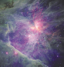 Fotografia de uma nebulosa. Ela é composta por uma camada de nuvens finas com a cor acinzentada. No centro há uma região brilhante em tons de rosa e roxo e com pontos brilhantes no fundo.