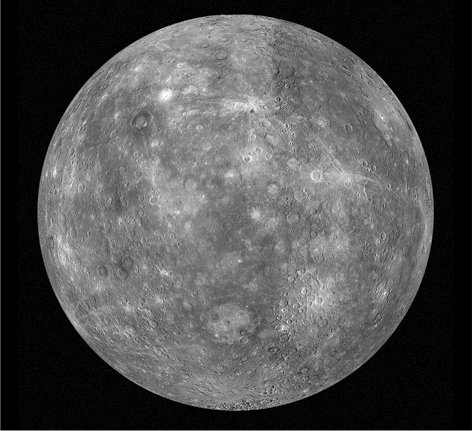Fotografia do planeta Mercúrio. Ele tem o formato esférico com regiões acinzentadas e regiões mais claras. A superfície é irregular com várias crateras circulares.