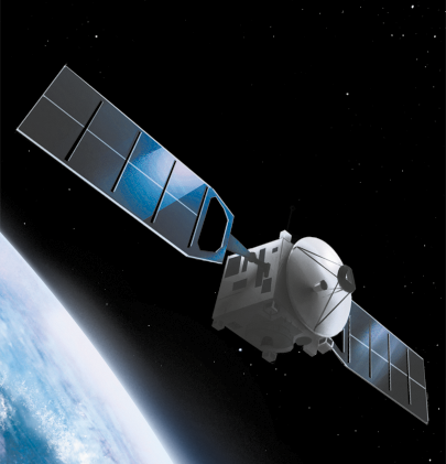 Ilustração de um satélite no espaço. O satélite tem formato retangular, com uma grande antena na frente. Há uma placa de energia em dois lados do satélite. Ao fundo está o planeta Terra.