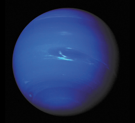 Fotografia do planeta netuno. Ele tem o formato de uma esfera azulada com algumas faixas finas e mais claras.