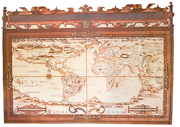 Fotografia de um quadro com moldura marrom. Nele há o desenho de um mapa-múndi antigo e com todos os continentes representados.