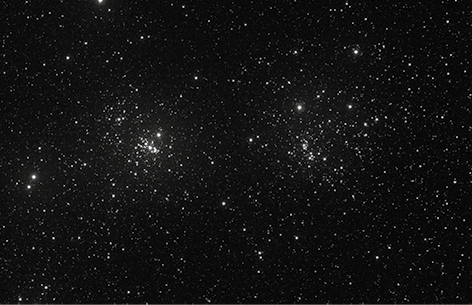 Fotografia do céu escuro com diversas estrelas brilhantes.