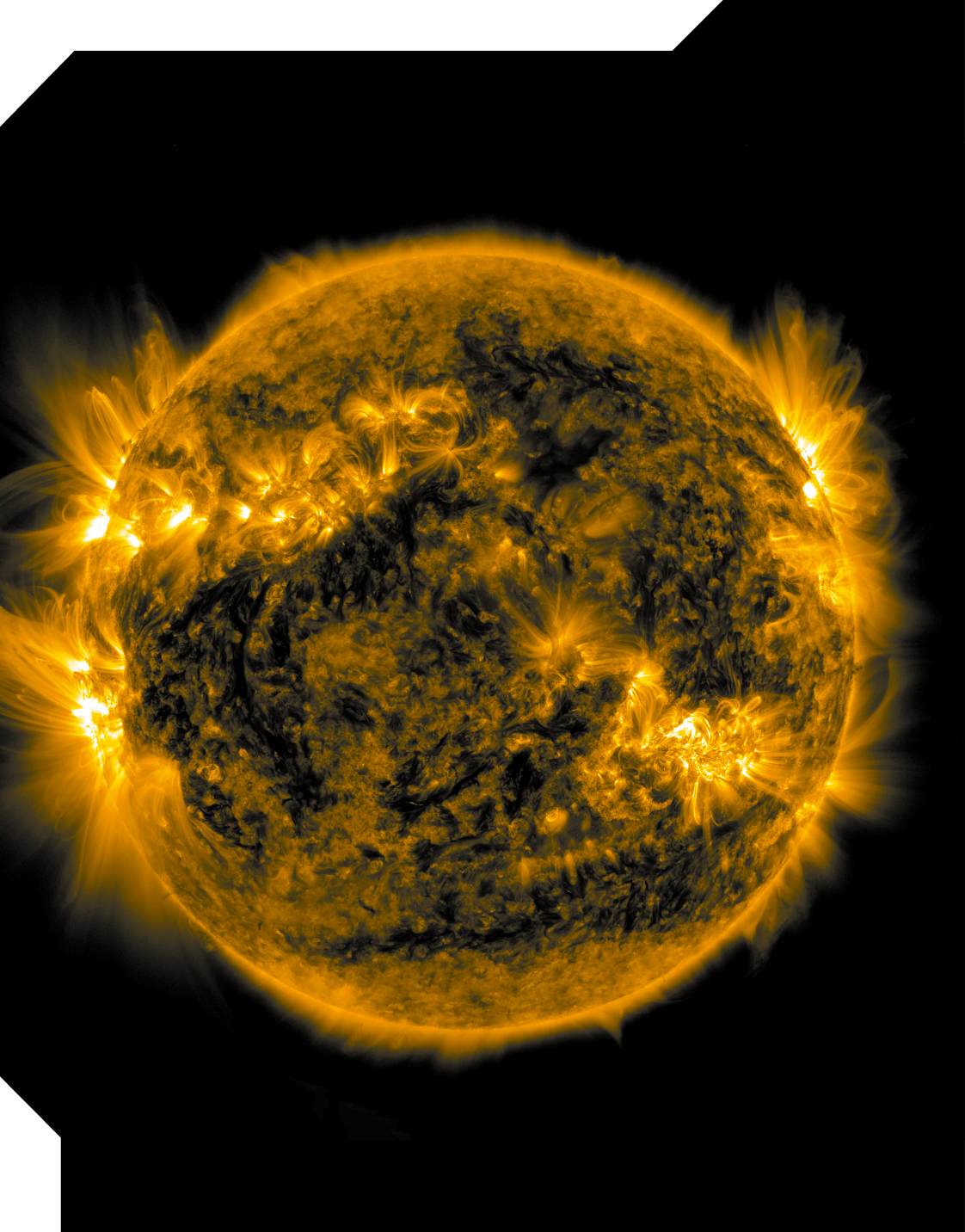 Fotografia de satélite do Sol. Ele tem formato esférico e feixes amarelados em sua borda. A superfície tem coloração escura, com muitas manchas amarelas brilhantes, de onde saem feixes luminosos.