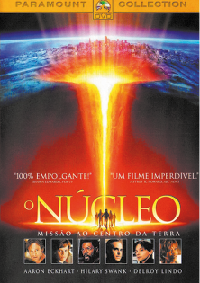 Capa do filme intitulado: O núcleo, missão ao centro da terra. Na parte superior há uma imagem da crosta da Terra e mais abaixo há um feixe brilhante e laranja que sobe até a crosta. Na parte inferior está escrito o título e seis fotografia de atores e atrizes.