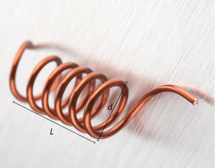Fotografia de uma bobina longa com o formato de um fio enrolado em espiral. Está indicado que o comprimento dessa bobina é L maiúsculo, e o diâmetro é d minúsculo.