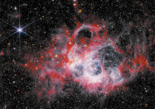 Fotografia do céu com várias estrelas e uma nuvem de gás e poeira, com tons de vermelho e branco.