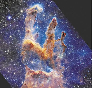 Fotografia do céu preenchido por muitas estrelas brilhantes em um fundo azul. Também há uma nuvem de gás e poeira, com tons de laranja e branco.