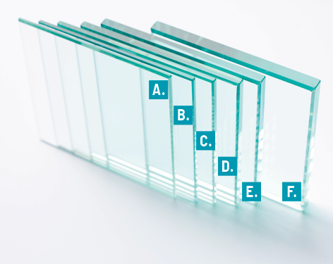 Fotografia de seis pedaços de vidro em formato retangular e dispostos ao lado e atrás um do outro. Os vidros estão indicados pelas letras: A, B, C, D, E e F, na qual a espessura dos vidros varia do mais fino, indicado por A, até o mais grosso, indicado por F.