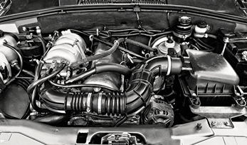 Fotografia em preto e branco de um motor de um automóvel.