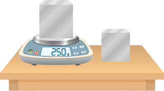 Ilustração. Do lado esquerdo há uma balança com um cubo de metal em cima de uma mesa, no visor está indicado 250 gramas. Do lado direito da mesa há um cubo de metal.