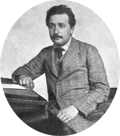 Fotografia em preto e branco de um homem. Ele tem cabelo curto e bigode e está de terno e gravata.