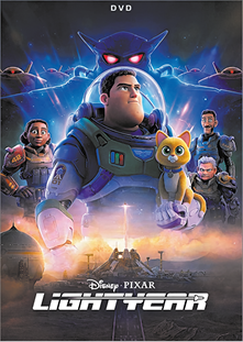 Cartaz do filme D V D intitulado em inglês Lightyear. Há uma ilustração de 3 homens e uma mulher com roupas de astronauta, com um deles segurando um gato. No fundo há uma sombra de um personagem com chifres, olhos vermelhos e diversos robôs atrás.
