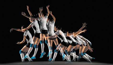 Esquema com fotografias de uma jogadora de vôlei realizando um movimento sequencial. Da esquerda para direita, nas fotografias, ela se prepara agachada, estende os braços para trás, depois para frente, ganha impulso e sobe no salto, finalizando agachada no chão com o corpo inclinado para frente.