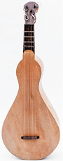 Fotografia de uma viola de madeira. Ela se assemelha a um violão pequeno sem o buraco no meio do instrumento.