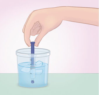 Ilustração de uma mão segurando o êmbolo de uma seringa, com ela parcialmente embaixo da água de um pote, com gelos. A ponta da seringa está vedada.