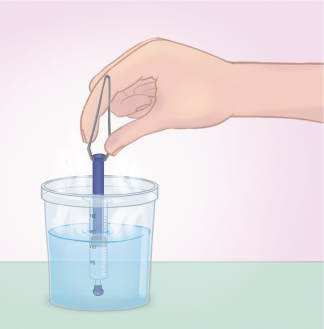 Ilustração de uma mão segurando, por meio de uma pinça, o êmbolo de uma seringa, com ela parcialmente embaixo da água de um pote, com vapor subindo da água. A ponta da seringa está vedada.