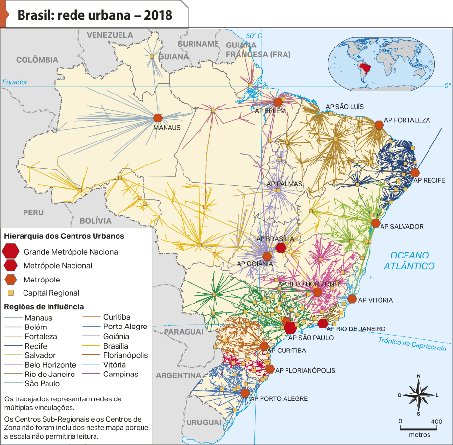 Mapa 'Brasil: rede urbana – 2018'. Conforme a legenda, os dados são os seguintes: Hierarquia dos Centros Urbanos. Grande Metrópole Nacional: São Paulo.  Metrópole Nacional: Brasília e Rio de Janeiro. Metrópole: Manaus, Belém, Fortaleza, Recife, Salvador, Goiânia, Belo Horizonte, Vitória, Curitiba, Florianópolis e Porto Alegre. Capital Regional: maior concentração na zona litorânea do Nordeste, no interior de São Paulo, no interior do Paraná, do rio de Janeiro, Santa Catarina e norte do Rio Grande do Sul. Assim como, no centro-sul de Minas Gerais. Também se destacam as regiões de influência de Manaus, Belém, Fortaleza, Recife, Salvador, Belo Horizonte, Rio de Janeiro, São Paulo, Curitiba, Porto Alegre, Goiânia, Brasília, Florianópolis, Vitória e Campinas. Essas redes de influência também possuem múltiplas vinculações. Além disso, os Centros Sub-Regionais e os Centros de Zona não foram incluídos neste mapa porque a escala não permitiria leitura.