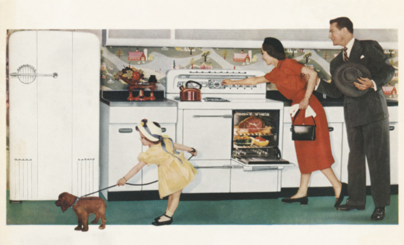Imagem de homem, mulher e uma menina na cozinha. A mulher usa vestido, segura uma bolsa e desliga o forno. Dentro do forno, há carne assada e outros pratos de comida. O homem está ao lado dela, usa terno e segura um chapéu. Enquanto isso, a menina conduz um cachorro usando a coleira.