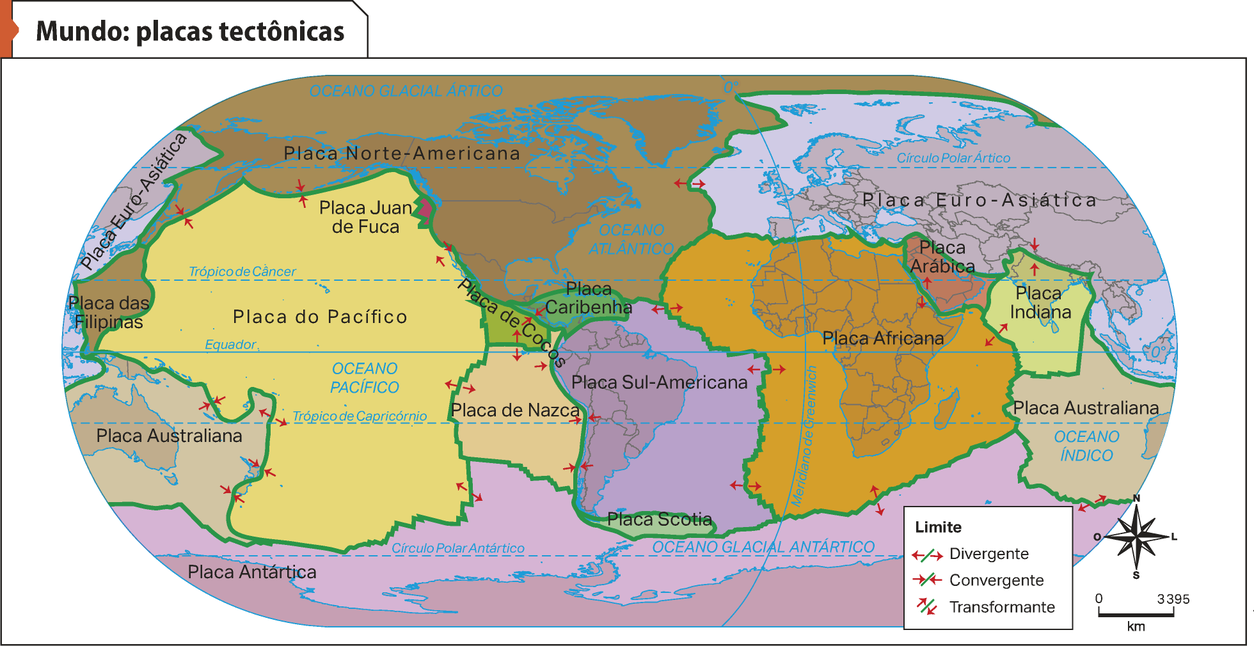 Mapa: 'Mundo: placas tectônicas e focos de terremotos'.  O mapa apresenta a distribuição de placas tectônicas nos diferentes continentes. Abrangendo a Europa e a Ásia, temos a 'Placa eurasiana'. Na Península arábica, destaca-se a 'Placa arábica'. Sob o Pacífico temos a “Placa do Pacífico”. A leste da Ásia também se destaca a “Placa das Filipinas”. Sob a Oceania temos a 'Placa índico-australiana'. Sob o continente africano, temos a 'Placa africana'. Já no continente americano, na costa pacífica, temos: 'Placa de Cocos' e 'placa de Nazca'. Nesse mesmo continente, apresenta-se a 'Placa Norte-Americana'; a 'Placa do Caribe'; a 'Placa Sul-Americana' e a 'Placa Scotia' no extremo sul. Já junto a Antártica, temos a 'Placa Antártica'.  Este mapa destaca as áreas de encontros e distanciamento de placas, localizados, especialmente, na costa pacífica da Ásia e da América e, em menor medida, na região mediterrânea. Também se destaca o afastamento de placas no Oceano Atlântico.