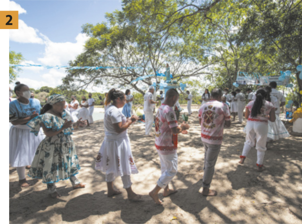 Foto dois, apresentando pessoas andando em roda e batendo palmas.