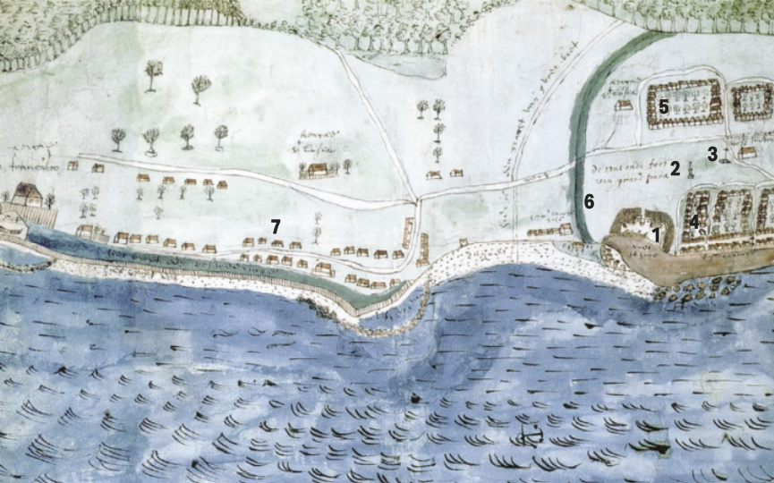Desenho de um mapa em região litorânea, com áreas identificadas com números de 1 a 7. À direita, temos: 1: forte com muralhas altas próximo ao mar; 2: pelourinho localizado em área descampada, atrás do forte, e representado por uma coluna de pedras; 3: capela ao lado do pelourinho; 4: cadeia ao lado do forte, representada por diversas construções rodeadas por muros; 5: próximo à floresta, afastando-se da praia, um conjunto de casas dispostas lado a lado, formando um retângulo com um espaço arborizado no centro; 6: à esquerda de toda a área descrita até agora, um pequeno rio que se desloca do interior da floresta até as águas do mar; 7: casas espalhadas à esquerda da imagem, próximas à praia.