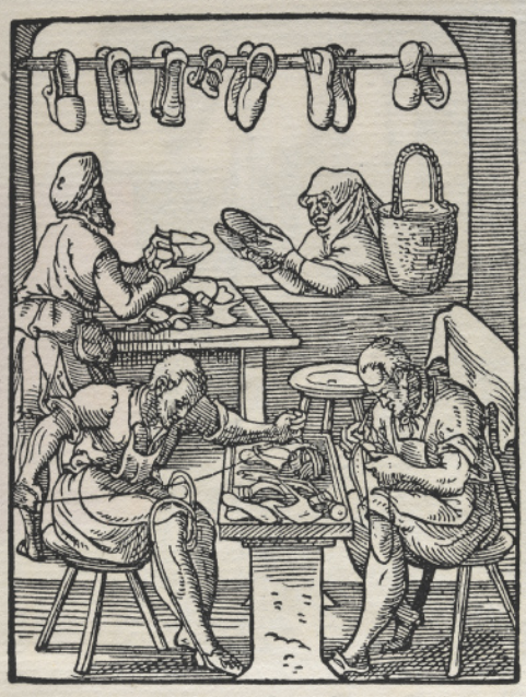Imagem de pessoas produzindo sapatos. Elas manuseiam linhas, tecidos e moldes. Também se destacam sapatos prontos e pendurados.