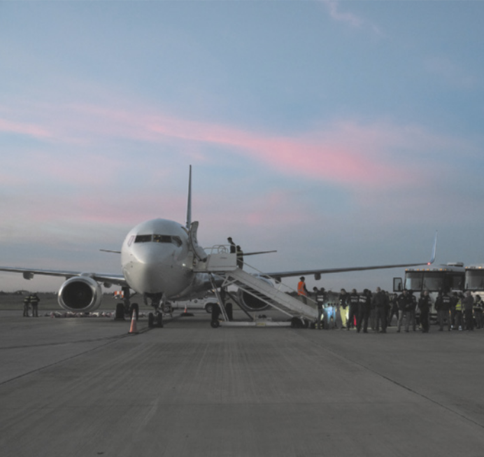 Foto de pessoas embarcando em um avião.