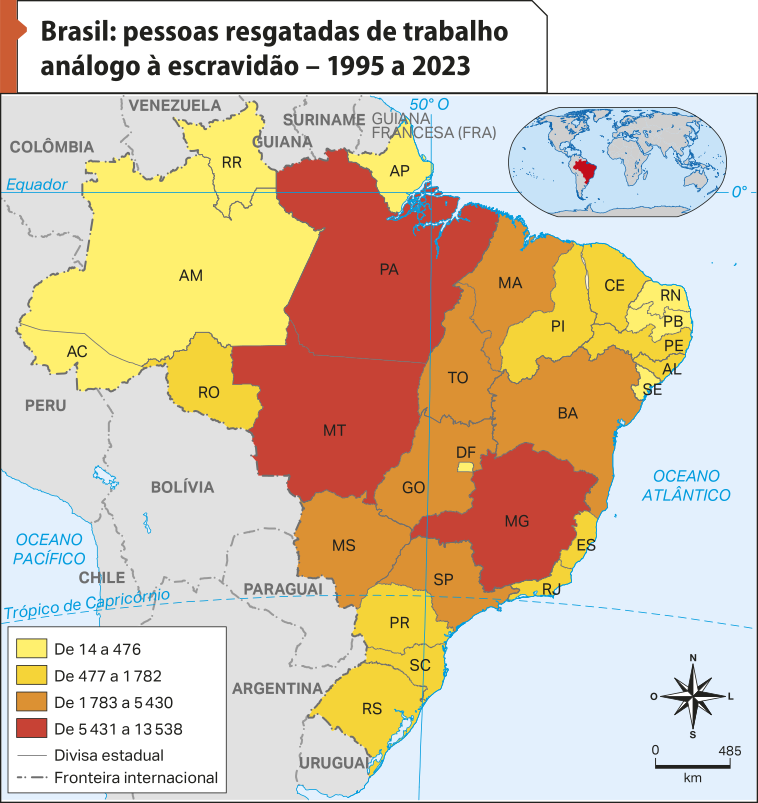 Mapa 'Brasil: pessoas resgatadas de trabalho análogo à escravidão – 1995 a 2023'. Conforme a legenda, os dados são os seguintes: De 14 a 476: Acre, Amazonas, Roraima, Amapá, Rio Grande do Norte, Paraíba, Sergipe e Distrito Federal. De 477 a 1.782: Rondônia, Piauí, Ceará, Pernambuco, Alagoas, Espírito Santo, Rio de Janeiro, Paraíba, Santa Catarina e Rio Grande do Sul. De 1.783 a 5.430: Maranhão, Tocantins, Bahia, Goiás, Mato Grosso do Sul e São Paulo. De 5.431 a 13.538: Pará, Mato Grosso, Minas Gerais.