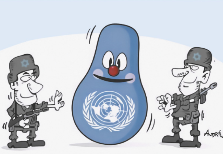 Charge. A Organização das Nações Unidas é representada como um boneco joão-bobo, que se move para os lados sem direção certa. Dois soldados movem o boneco, empurrando suas laterais. No capacete desses soldados há uma estrela de Davi, com seis pontas, estrela presente da bandeira de Israel.