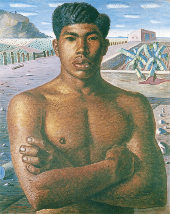 Imagem de homem negro. Ele está sem camisa, com os braços cruzados e olha para frente. Ao fundo, encontra-se uma plantação.
