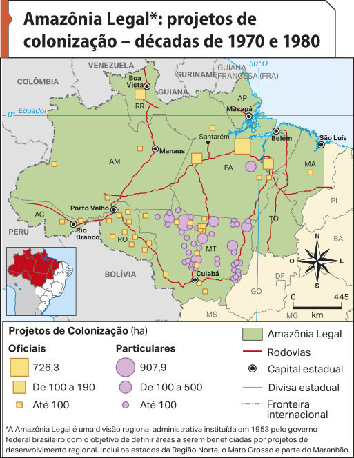 Mapa 'Amazônia Legal: projetos de colonização – décadas de 1970 e 1980'. Conforme a legenda, os dados são os seguintes: A Amazônia Legal é uma divisão regional administrativa instituída em 1953 pelo governo federal brasileiro com o objetivo de definir áreas a serem beneficiadas por projetos de desenvolvimento regional. Inclui os estados da Região Norte, o Mato Grosso e parte do Maranhão. Amazônia Legal: áreas no Acre, Amazônia, Roraima, Amapá, Pará, Rondônia, Tocantins, Mato Grosso, centro e oeste do Maranhão. Rodovias: conectam diversas localidades nos estados mencionados, a cidade de Santarém e, também, as capitais: Rio Branco, Manaus, Boa Vista, Macapá, Belém e Cuiabá.  Projetos de Colonização (em hectares). 726,3: áreas no norte do Pará e no centro de Roraima. De 100 a 190: no centro-norte e leste do Pará. Até 100: maior concentração em Rondônia, centro-norte e norte do Mato Grosso, interior do Maranhão e leste do Pará. Particulares. 907,9: norte do Mato Grosso. De 100 a 500: maior concentração no norte, centro-norte e sul do Mato Grosso, assim como, no leste do Pará. Até 100: maior concentração no norte, centro-norte e sul do Mato Grosso.