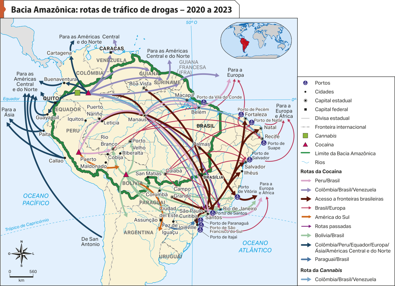 Mapa 'Bacia Amazônica: rotas de tráfico de drogas – 2020 a 2023' mostrando a América do Sul e parte dos oceanos ao redor, com destaque para o limite da Bacia Amazônica, que compreende Brasil, Bolívia, Colômbia, Equador, Peru, Venezuela, Guiana, Suriname e Guiana Francesa. Estão indicados portos, cidades, capitais estaduais e federais, divisas estaduais brasileiras, fronteiras internacionais e rios. O mapa apresenta as principais rotas utilizadas pelo tráfico de drogas na região, a partir da produção de Cannabis e cocaína na Colômbia e de cocaína no Peru e na Bolívia. Rotas de Cocaína: Do Peru para o Brasil: passa por Rio Branco e Manaus, seguindo para Belém, no Pará, (Porto da Vila do Conde) e para Santos, São Paulo (Porto de Santos), com destino à Europa e África. Da Colômbia para Brasil e Venezuela: passa pelo norte do Brasil para a Guiana Francesa, onde segue para a Europa, além de Suriname, Guiana e Venezuela, de onde segue para as Américas Central e do Norte. Na América do Sul: do Peru e da Bolívia em direção ao sul. Da Bolívia para o Brasil: para as cidades de Rio Branco, Porto Velho, Cuiabá, São Paulo, Santos, Rio de Janeiro e Espírito Santo; de Cuiabá para Brasília. Do Rio de Janeiro e do Porto de Vitória, no Espírito Santo, segue para Europa e África. Também há uma rota da Bolívia para a Argentina. Da Colômbia para o próprio litoral, nas cidades de Cartagena e Buenaventura, e para o Equador, nas cidades de Quito e Guayaquil. De todas, seguem para as Américas Central e do Norte. Também há uma rota de San Antonio, no Chile, para o norte. Do Peru para o próprio litoral, nas cidades de Callao e Paita em direção à Ásia. De Paita também segue para Américas Central e do Norte. Do Paraguai, da capital Assunção em direção à Curitiba, passando pela Foz do Iguaçu. Os acessos às fronteiras brasileiras estão no Peru, entre as cidades de Puerto Narino e Leticia, em Boa Vista, Manaus, Palmas, Brasília, Campo Grande, Curitiba (portos de Paranaguá, São Francisco do Sul e Itajaí), Porto de Santos, Porto de Vitória, Ilhéus, Salvador, Natal e Fortaleza, seguindo em direção à Europa e África. Do Brasil para a Europa: a partir das cidades de Rio Branco e Porto Velho para o litoral norte e nordeste: Portos da Vila do Conde, de Pecém, de Natal, de Suape e Salvador. A partir de Cuiabá também para o nordeste, além de São Paulo e Rio de Janeiro. De Brasília para Salvador. Rota da Cannabis: Da Colômbia para o Brasil e a Venezuela. No Brasil, pelos portos de Vila do Conde, de Pecém, de Natal, de Suape e de Salvador, de Santos e do Rio de Janeiro. De Curitiba e de Joinville, pelos portos de Paranaguá, São Francisco do Sul e Itajaí. Todos em direção à Europa e África.