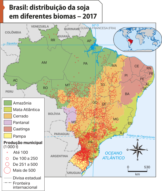 Mapa 'Brasil: distribuição da soja em diferentes biomas – 2017'. Conforme a legenda, os dados são os seguintes: Amazônia: extensas áreas nos estados do Acre, Amazonas, Rondônia, Roraima, Pará, Amapá e norte do Mato Grosso. Mata dos Cocais: localidade no centro e norte do Maranhão e do Piauí. Mata Atlântica: localidades no Rio Grande do Norte, Paraíba, Pernambuco, Alagoas, Sergipe, Bahia, Espírito Santo, Rio de Janeiro, São Paulo, Paraná. E, também, no leste de Minas Gerais, leste de Santa Catarina e do Rio Grande do Sul.  Cerrado: áreas no Mato Grosso, Goiás, Distrito Federal, Tocantins, Piauí, Maranhão, Bahia, Minas Gerais, Mato Grosso do Sul, Minas Gerais e norte de São Paulo. Pantanal: localidade no oeste do Mato Grosso do Sul e do Mato Grosso. Caatinga: áreas no Piauí, Ceará, Bahia, Rio Grande do Norte, Paraíba, Pernambuco, Alagoas e Sergipe. Pampa: áreas no sul do Rio Grande do Sul. Produção municipal (em mil toneladas). Até 100: maior concentração no centro-norte do Mato Grosso, no sul do Mato Grosso do Sul, no oeste da Bahia, em Goiás, no sul do Maranhão, do Piauí, no oeste de Minas Gerais, no sul de Rondônia, no oeste do Paraná, de Santa Catarina e do Rio Grande do Sul. Assim como, no interior de São Paulo e de Tocantins. De 100 a 250: maior concentração no centro-norte do Mato Grosso, no sul do Mato Grosso do Sul, no oeste da Bahia, em Goiás, no sul do Maranhão, do Piauí, no oeste de Minas Gerais, no sul de Rondônia, no oeste do Paraná, de Santa Catarina e do Rio Grande do Sul. De 251 a 500: maior concentração no centro-norte do Mato Grosso, no sul do Mato Grosso do Sul, no oeste da Bahia, em Goiás, no sul do Maranhão, do Piauí, no oeste de Minas Gerais e no sul de Rondônia. Mais de 500: maior concentração no centro-norte do Mato Grosso, no sul do Mato Grosso do Sul, no oeste da Bahia e em Goiás.