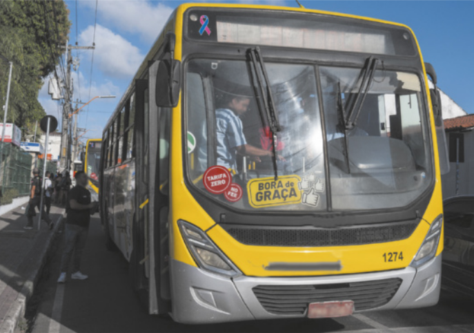 Foto de pessoas embarcando em um ônibus.