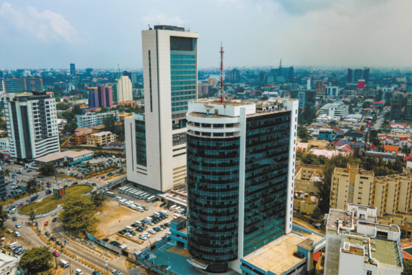Foto de edifícios altos e formados por vidro espelhado.