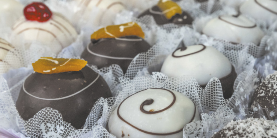 Foto de doces feitos com chocolate.