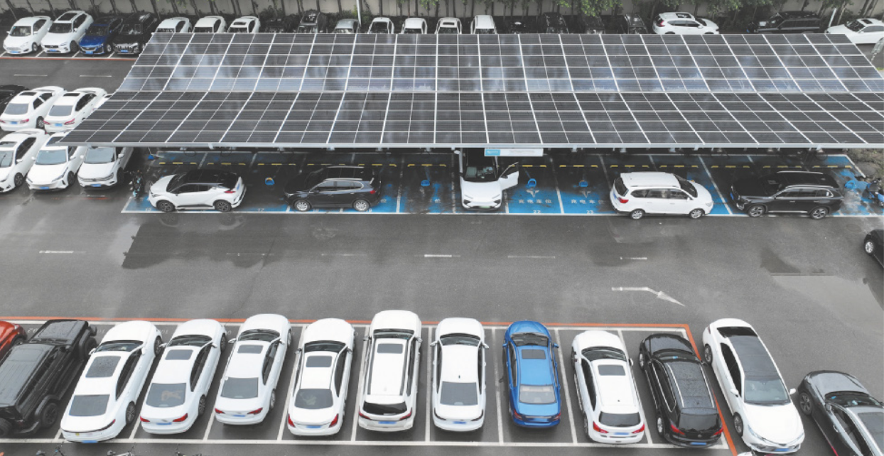 Foto de veículos estacionados. Alguns deles, estão em locais cobertos, sendo carregados.