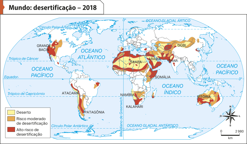 Mapa: 'Mundo: desertificação – 2018'. Conforme a legenda, os dados são os seguintes: Deserto: Grande Bacia na América do Norte; Atacama na América do Sul; Saara no norte da África e Namíbia no sul da África; Arábia na Ásia e Gobi na Ásia e Vitória na Oceania. Risco moderado de desertificação: áreas ao redor dos desertos na América do Norte, América do Sul, África, Sudoeste e centro da Ásia, na Oceania e no sul da Europa. Alto risco de desertificação: áreas ao redor dos desertos na América do Norte, América do Sul, África, Sudoeste e centro da Ásia, na Oceania e no sul da Europa.